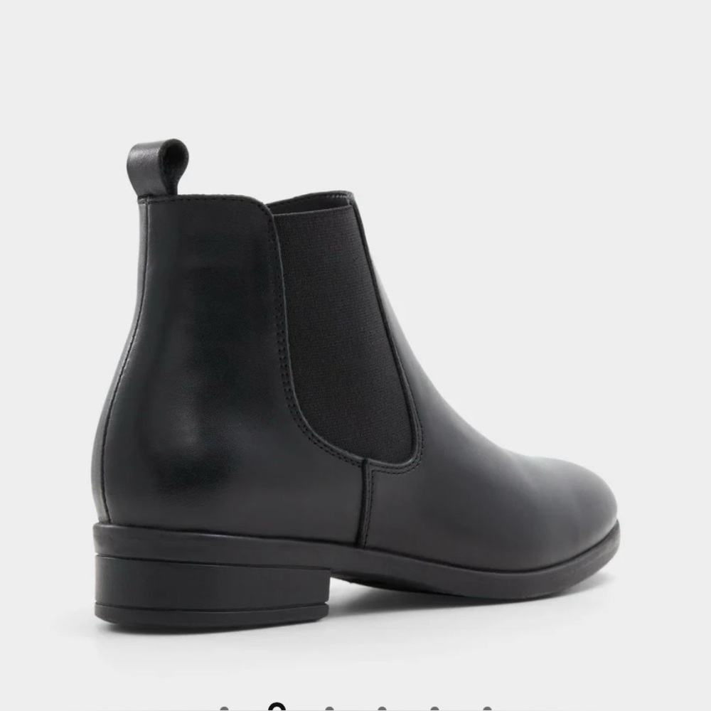 Black LeatherAldo Chelsea Boot 💕